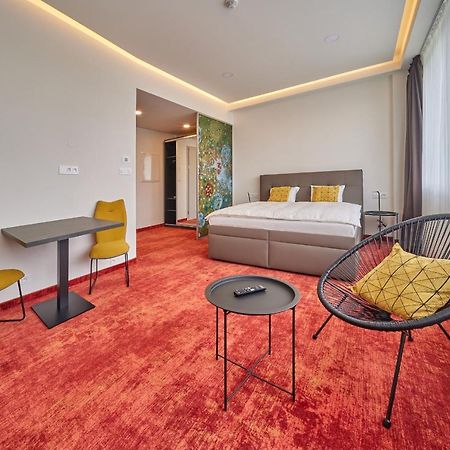 Hradec Králové Hotel Hertz מראה חיצוני תמונה