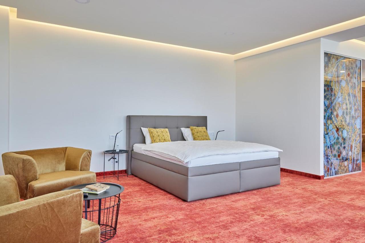Hradec Králové Hotel Hertz מראה חיצוני תמונה