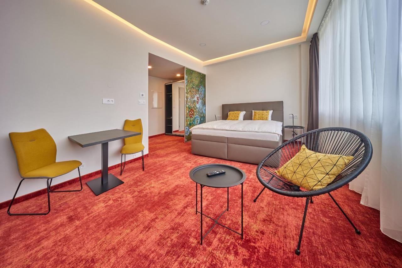 Hradec Králové Hotel Hertz מראה חיצוני תמונה