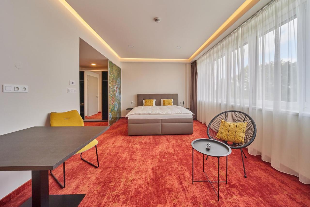 Hradec Králové Hotel Hertz מראה חיצוני תמונה