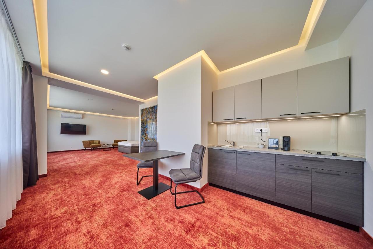 Hradec Králové Hotel Hertz מראה חיצוני תמונה