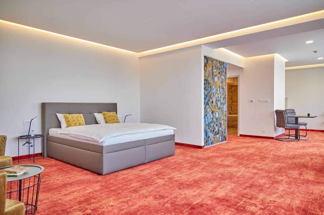 Hradec Králové Hotel Hertz מראה חיצוני תמונה