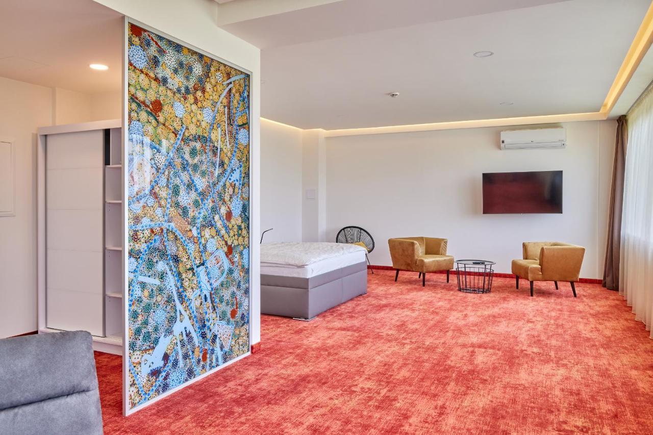 Hradec Králové Hotel Hertz מראה חיצוני תמונה