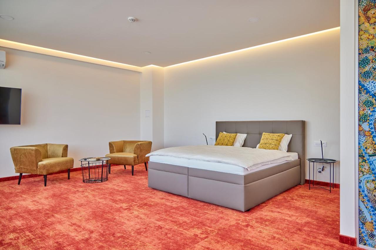 Hradec Králové Hotel Hertz מראה חיצוני תמונה