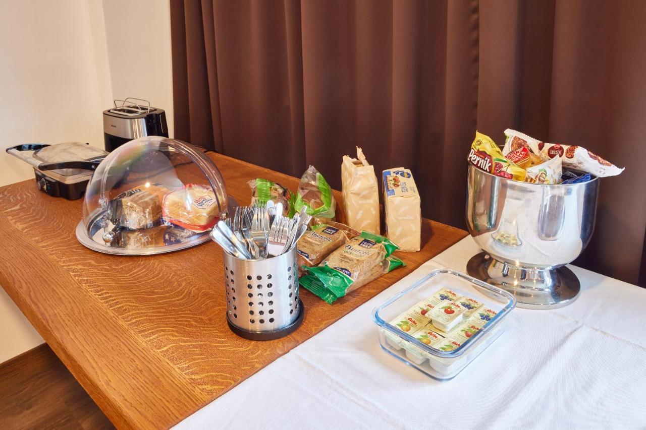 Hradec Králové Hotel Hertz מראה חיצוני תמונה